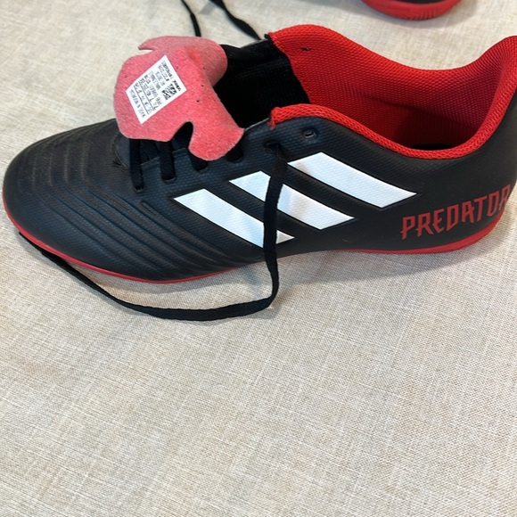 Men’s Adidas predator indoor soccer shoe - Picture 4 of 7